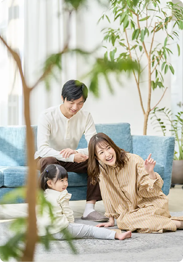 リビングでくつろぐ家族