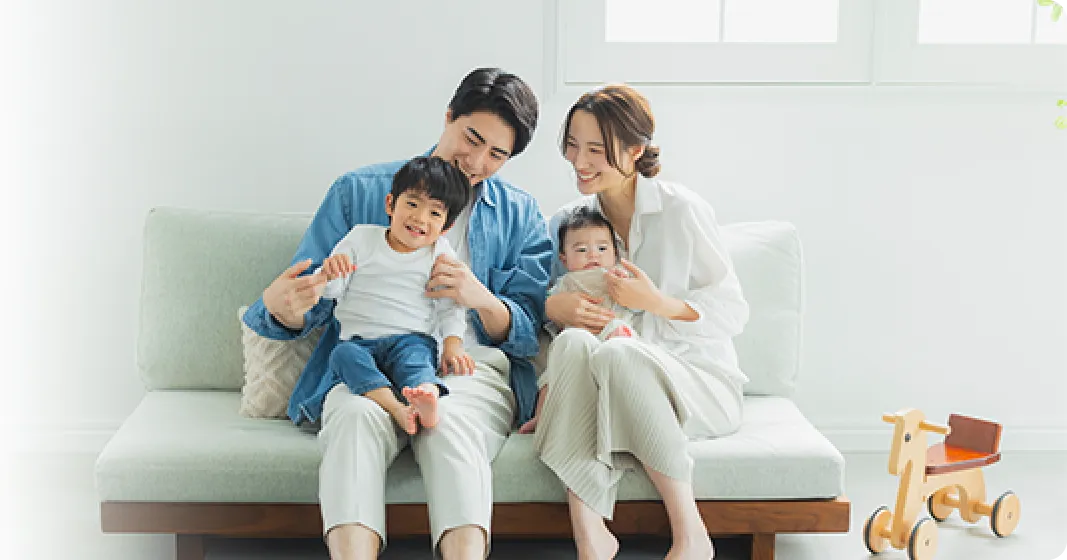 リビングのソファに集う家族のイメージ