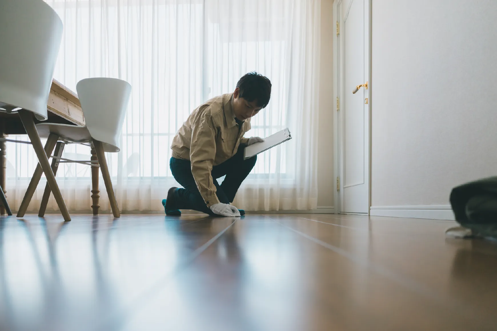 床の施工・検査を行うスタッフ