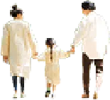 親子3人が手をつないで歩いている写真