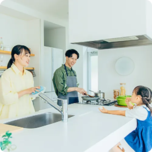 明るいモダンなキッチンで過ごす家族3人