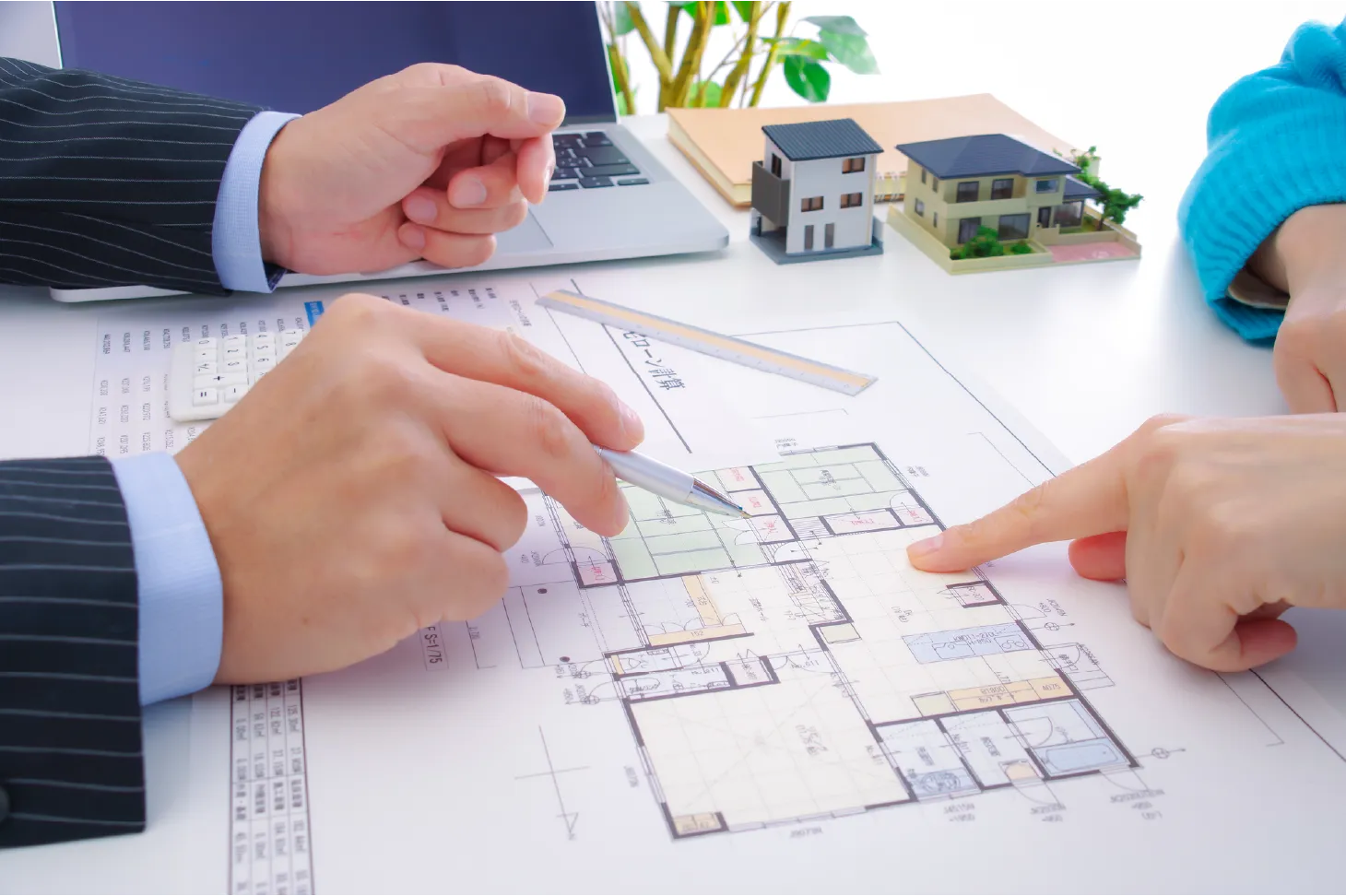 図面を指し示しながら打ち合わせをする様子