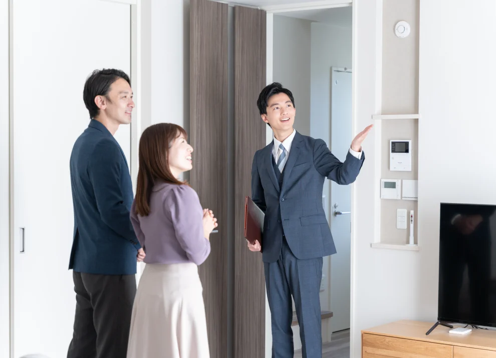 スタッフがお客様を玄関でお迎えする様子