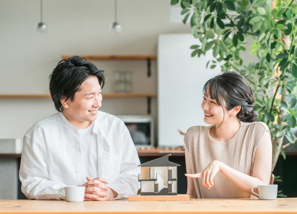 理想の住まいについて相談をしている様子