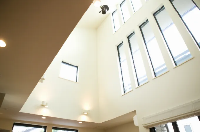 大開口や吹き抜けから光が差し込む室内のイメージ