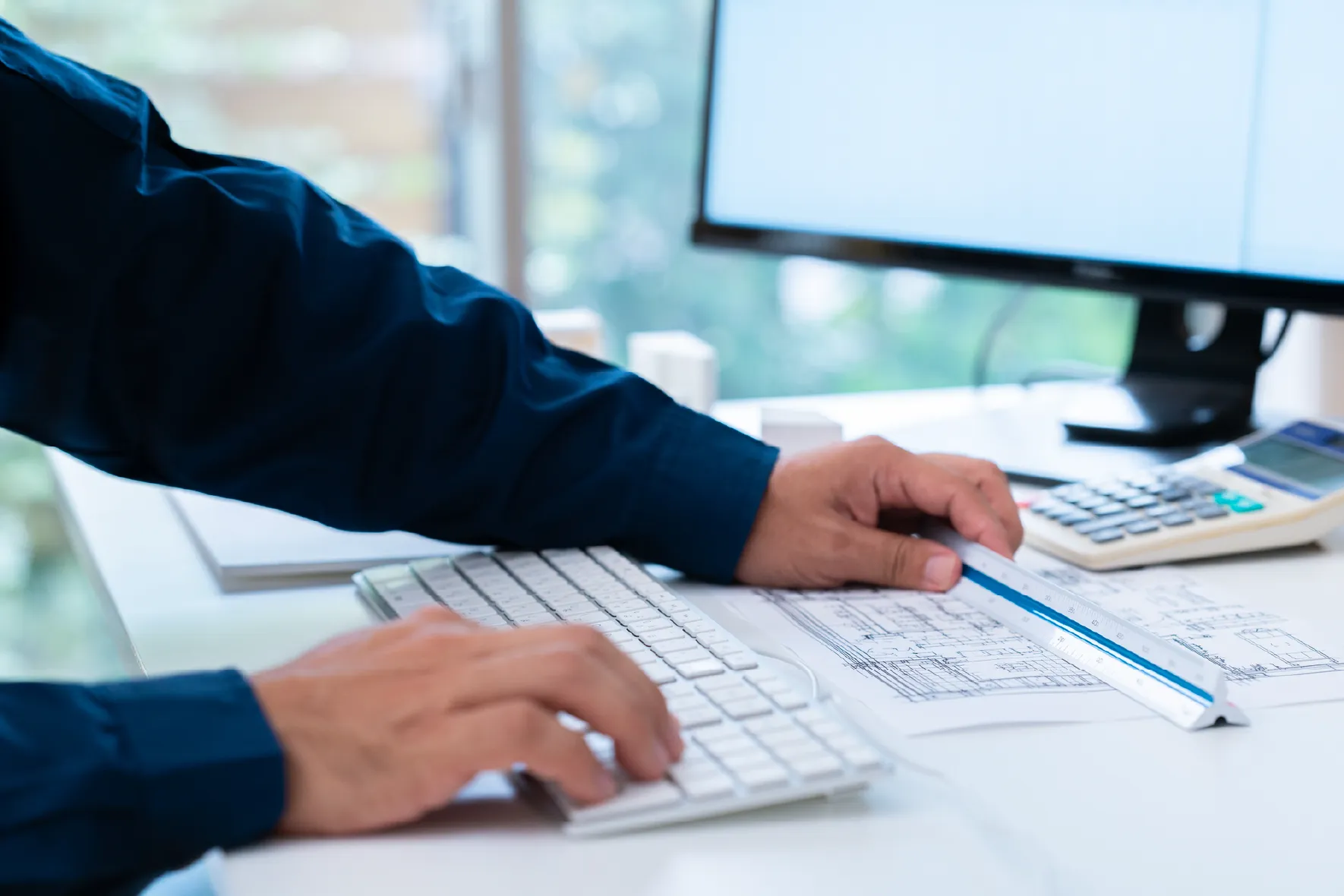 構造計算や設計図を確認する様子