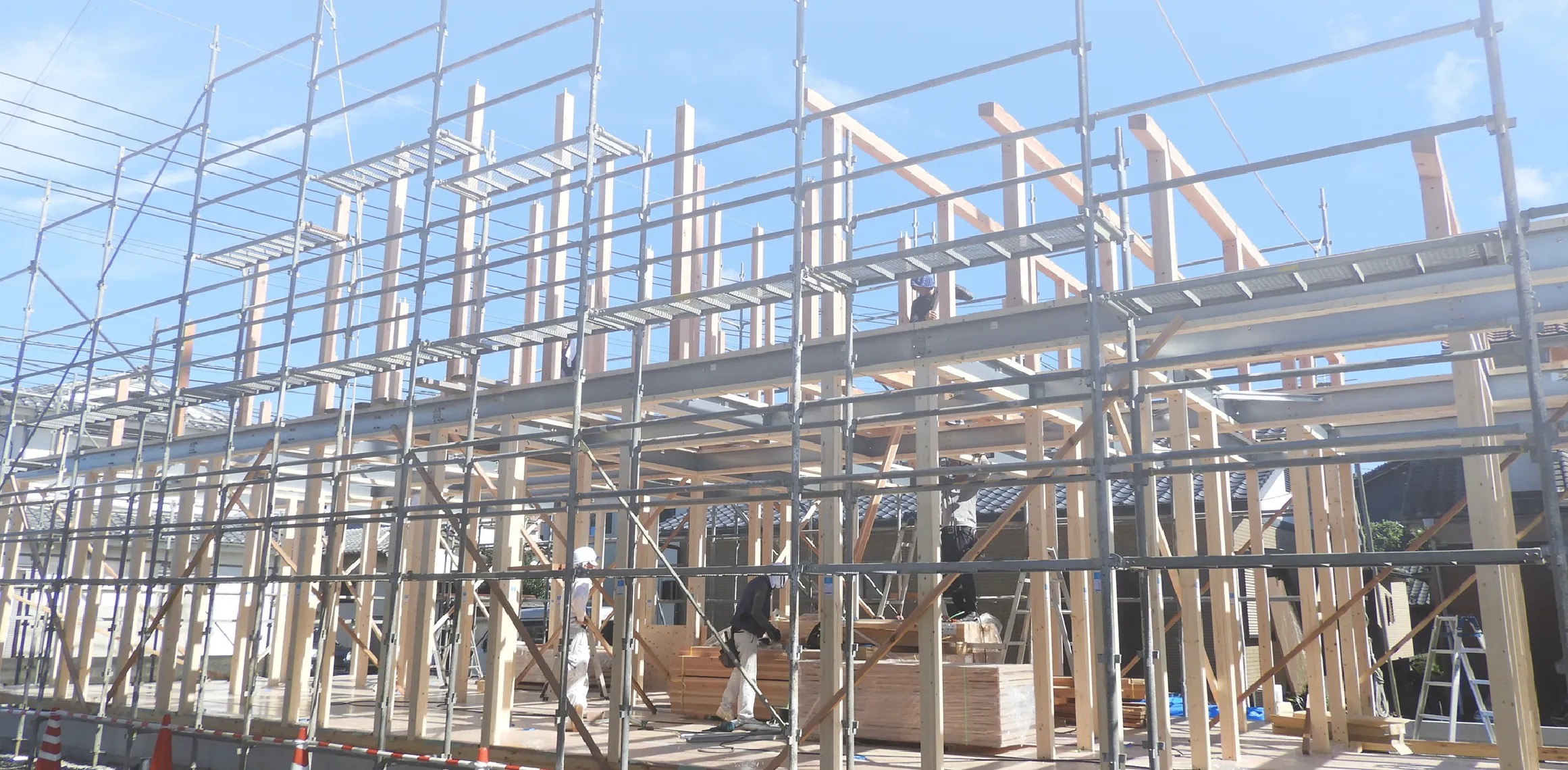 接合部を締結した木造軸組の建設現場