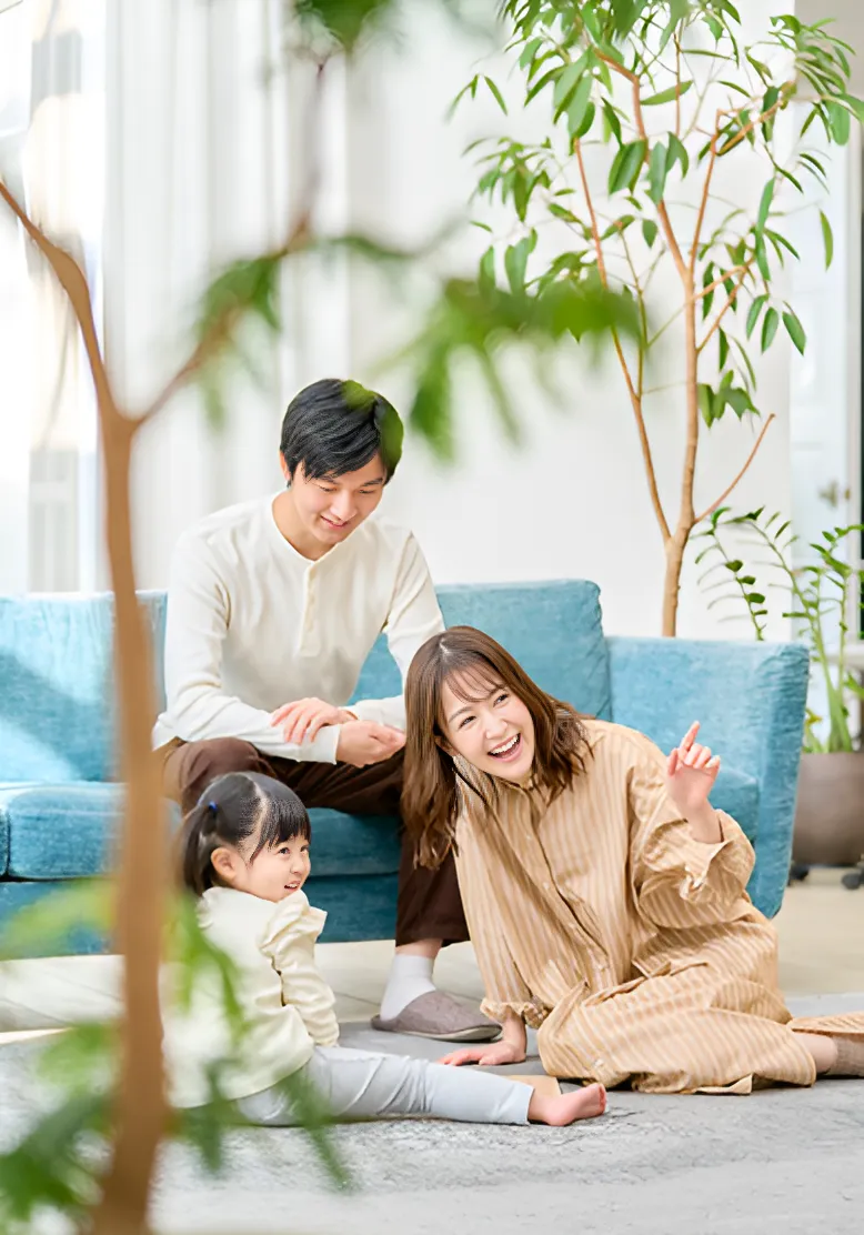 リビングでくつろぐ家族