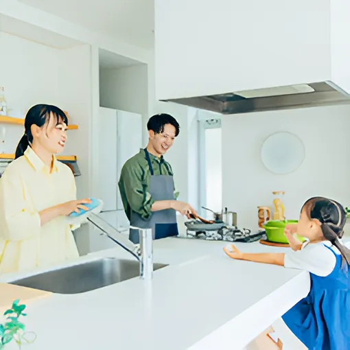 キッチンに集う家族