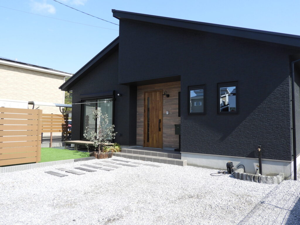 平屋の開放感と家事楽動線を両立｜モダンな黒の外観と北欧ナチュラルなインテリアが心地よい家