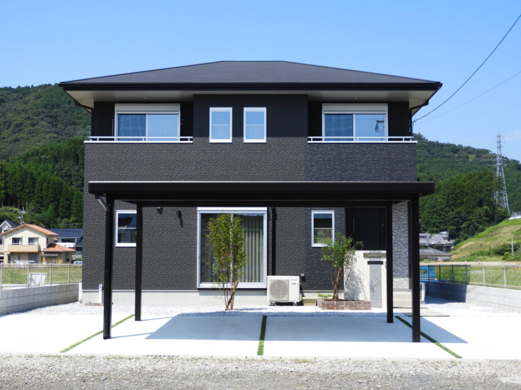 黒が映えるシックモダンな家｜大容量WICと洗練されたLDKが叶える上質な暮らし