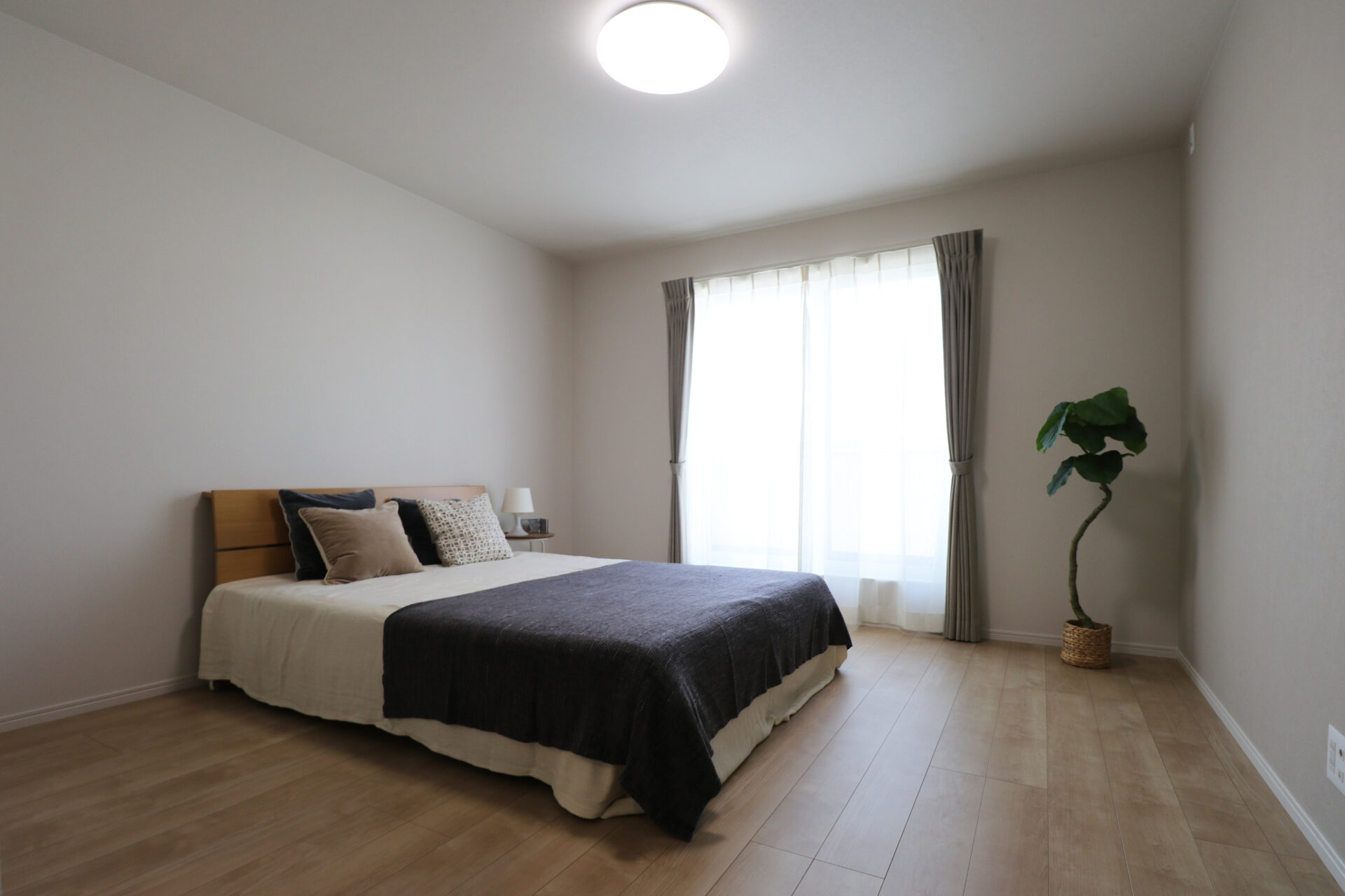 穏やかな光に包まれる、シンプルで上質な主寝室