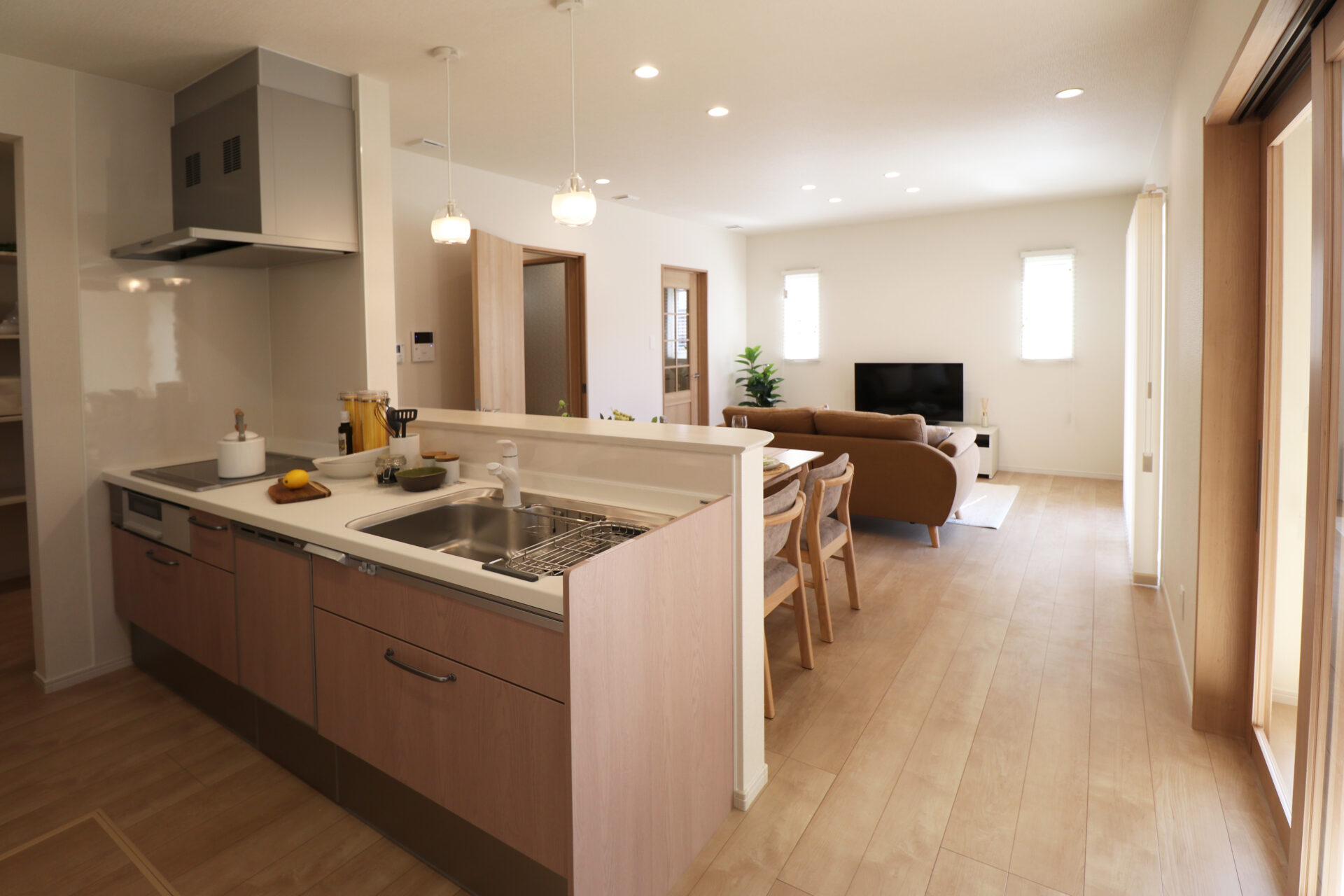 家族の会話が弾む、明るく開放的な木目調のLDK