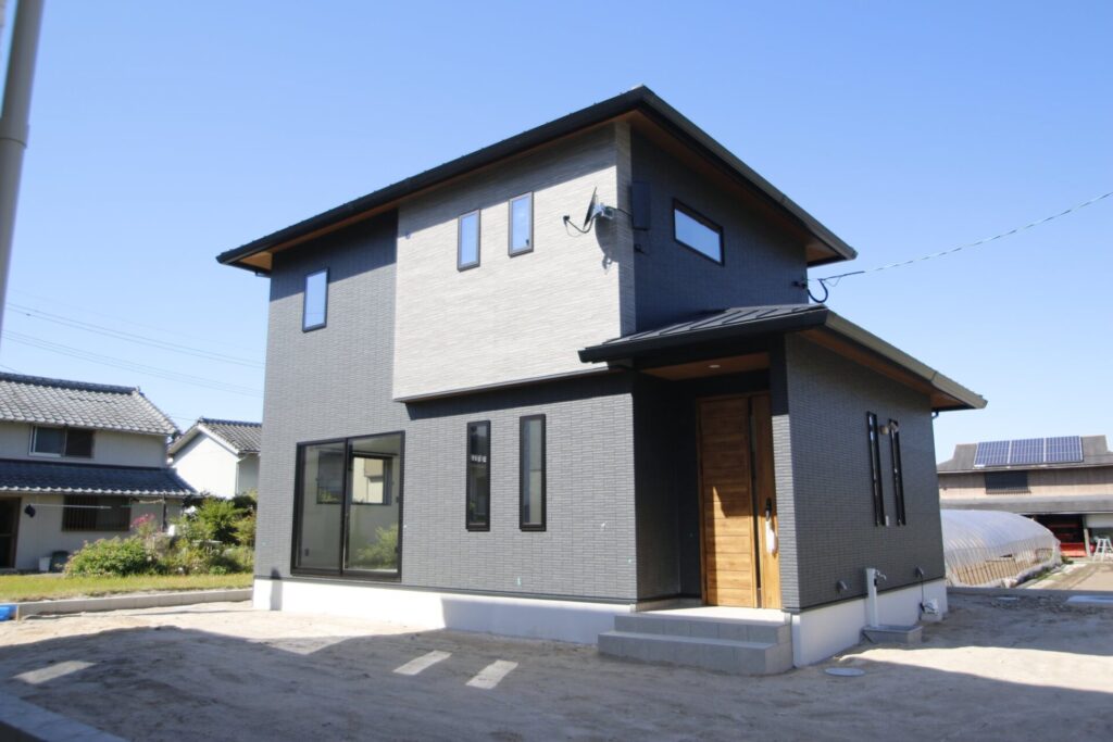 落ち着いたダークカラーの外観と、黒を基調としたキッチンが魅力の住まい